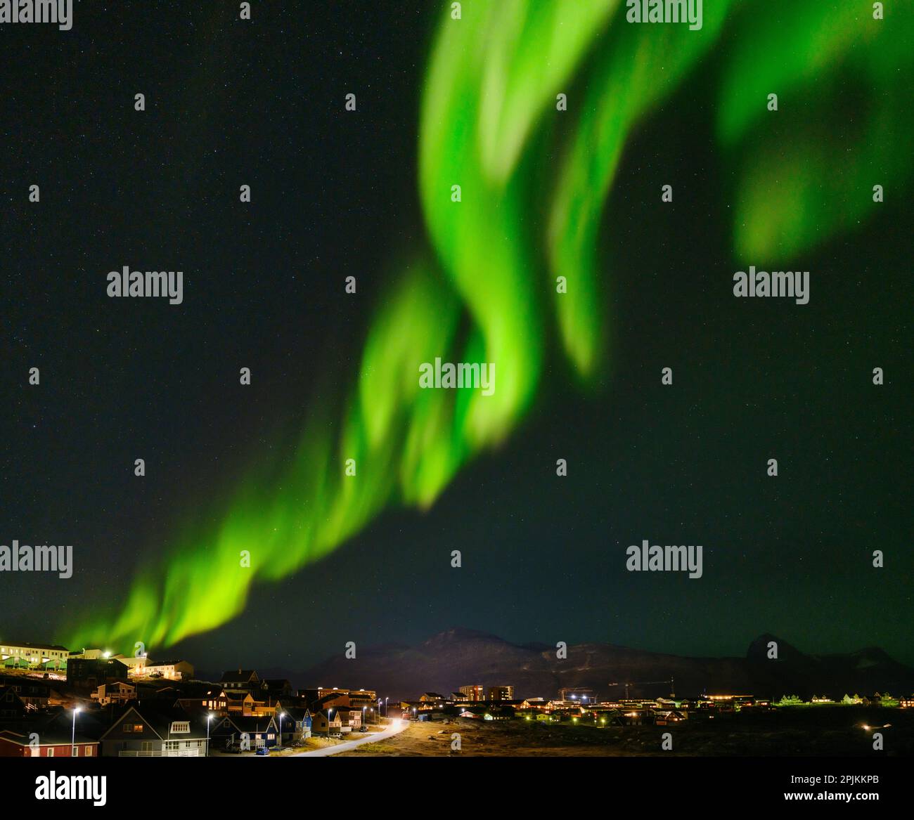 Nordlichter über Nuuk. Nuuk, die Hauptstadt Grönlands im Spätherbst. Grönland, Dänisches Gebiet Stockfoto