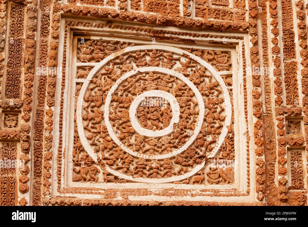 Szenen von Shri Krishna Leela auf dem Panch Ratna Shyam Rai Tempel, Bishnupur, Westbengalen, Indien. Stockfoto
