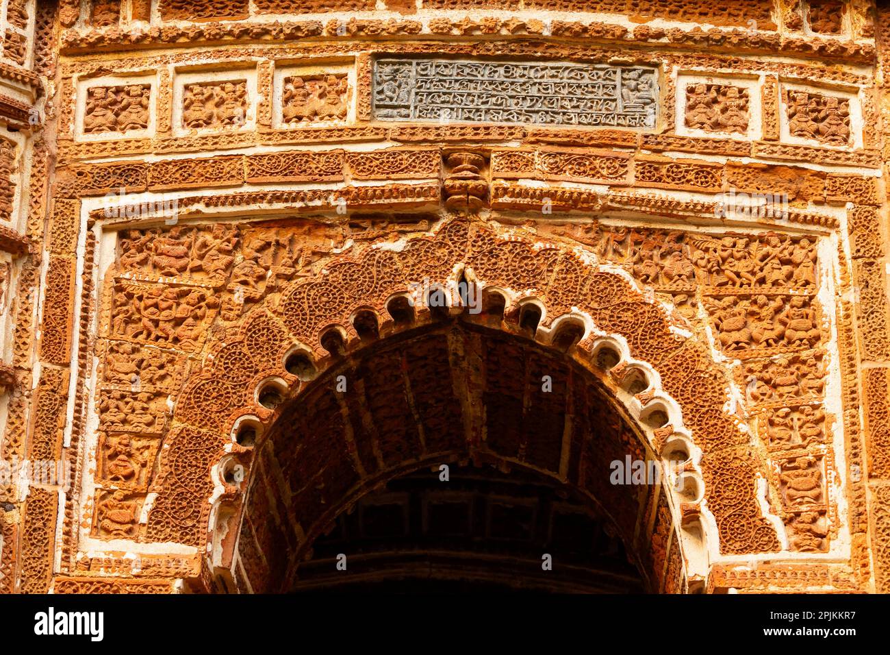 Antike Schnitzereien auf dem Panch Ratna Shyam Rai Tempel, Bishnupur, Westbengalen, Indien. Stockfoto