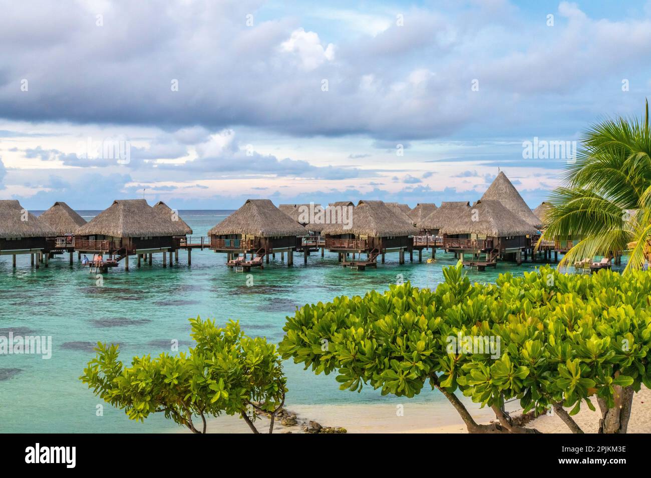 Französisch-Polynesien, Moorea. Überwasser-Bungalows. Stockfoto