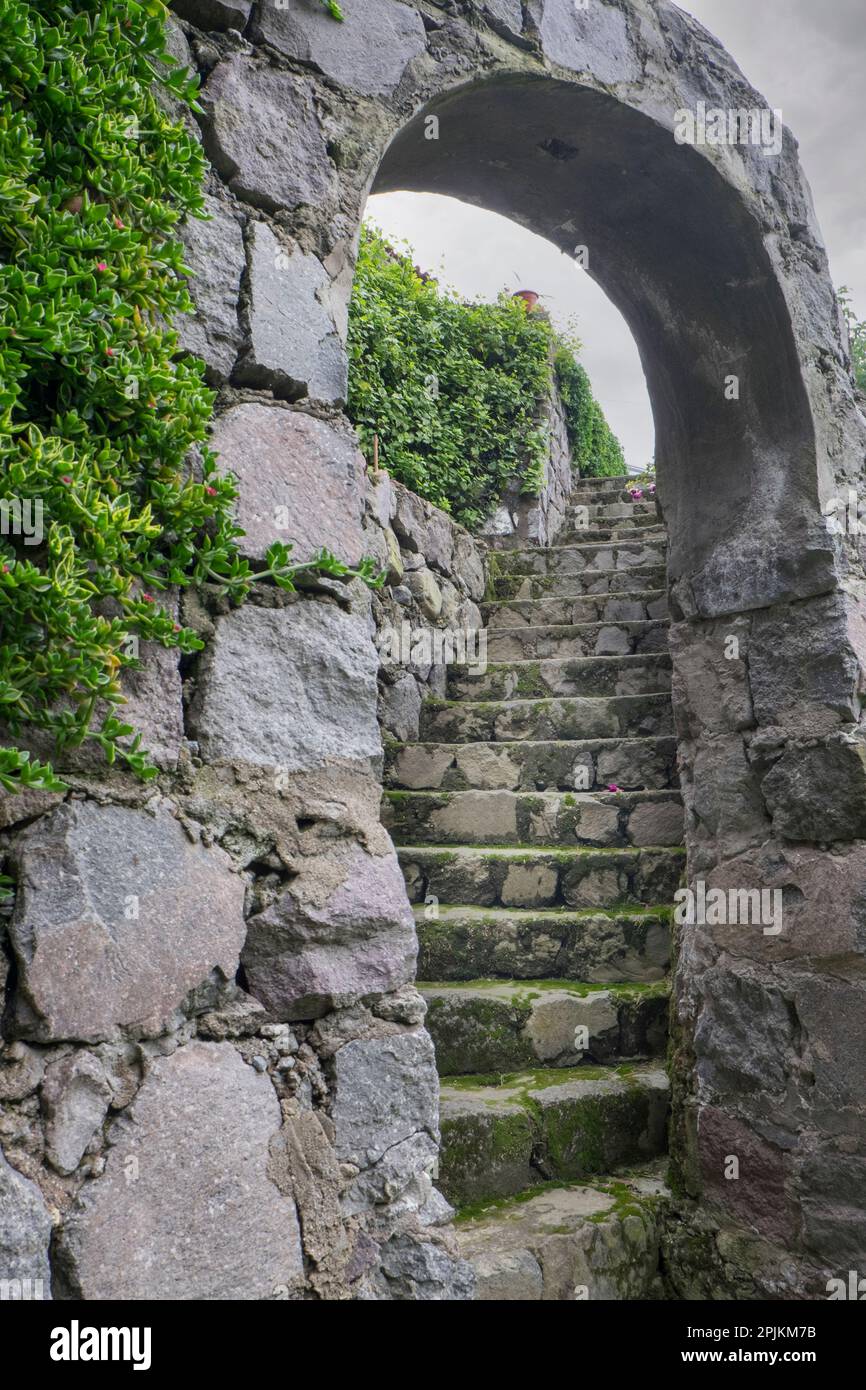Diese alten Steintreppen verbinden Höfe in einem Heim in den hohen Anden. Stockfoto
