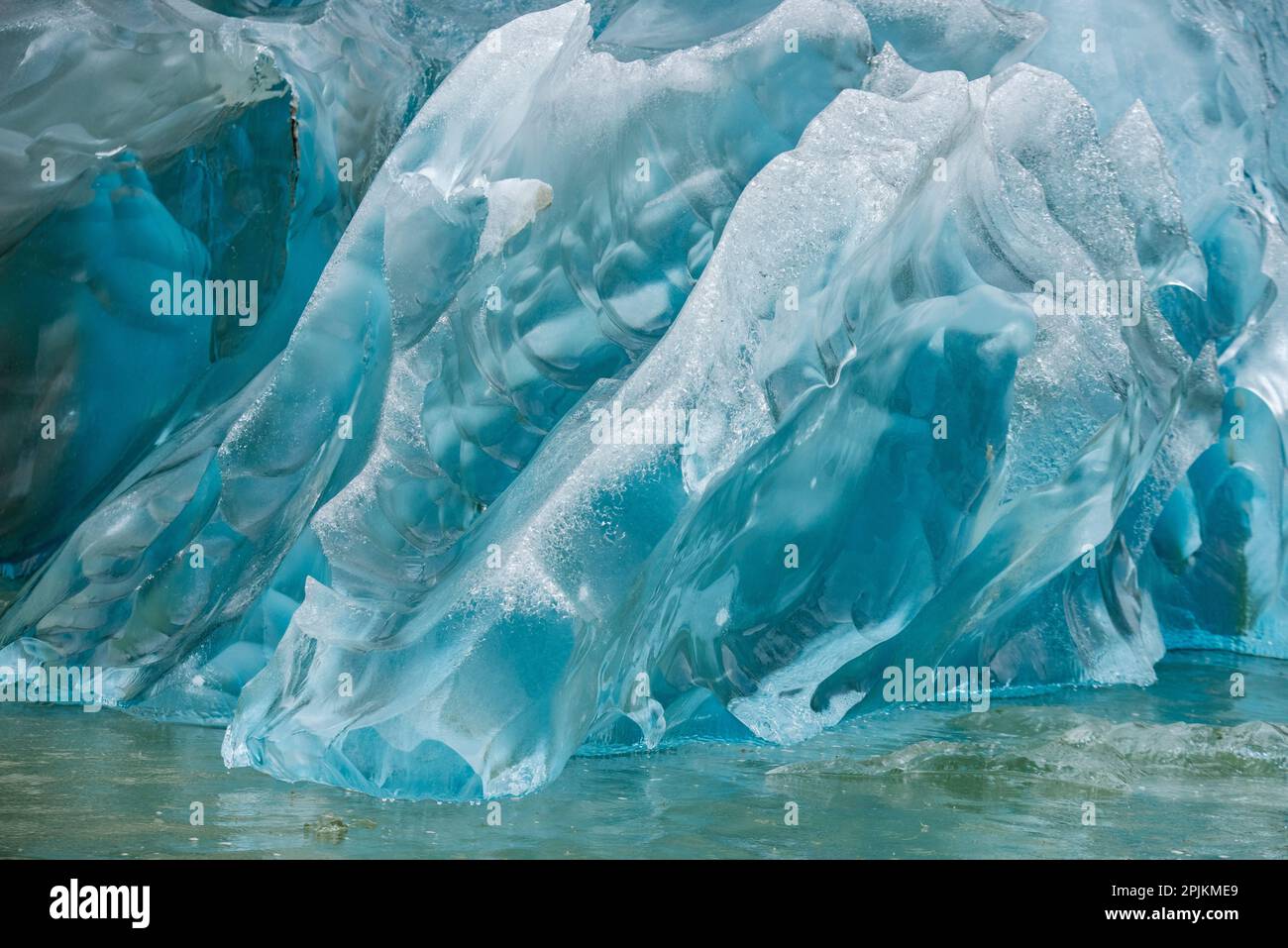 Kristalliner Eisberg im Endicott Arm. Stockfoto