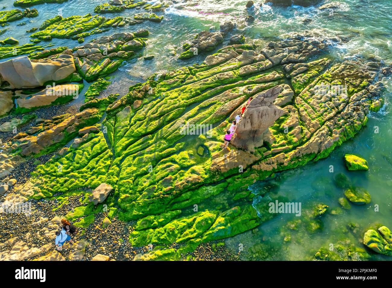 Erstaunlich von Rock and Moos am Co Thach Beach, Tuy Phong, Binh Thuan Province, Vietnam, Seascape of Vietnam Strange Rocks. Stockfoto