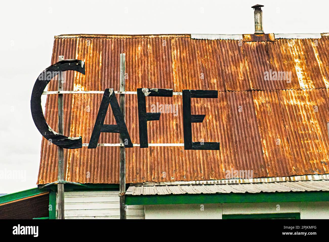 Hope, Alaska, rustikales Dach und Café-Schild Stockfoto