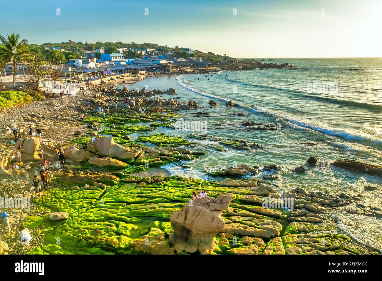 Erstaunlich von Rock and Moos am Co Thach Beach, Tuy Phong, Binh Thuan Province, Vietnam, Seascape of Vietnam Strange Rocks. Stockfoto