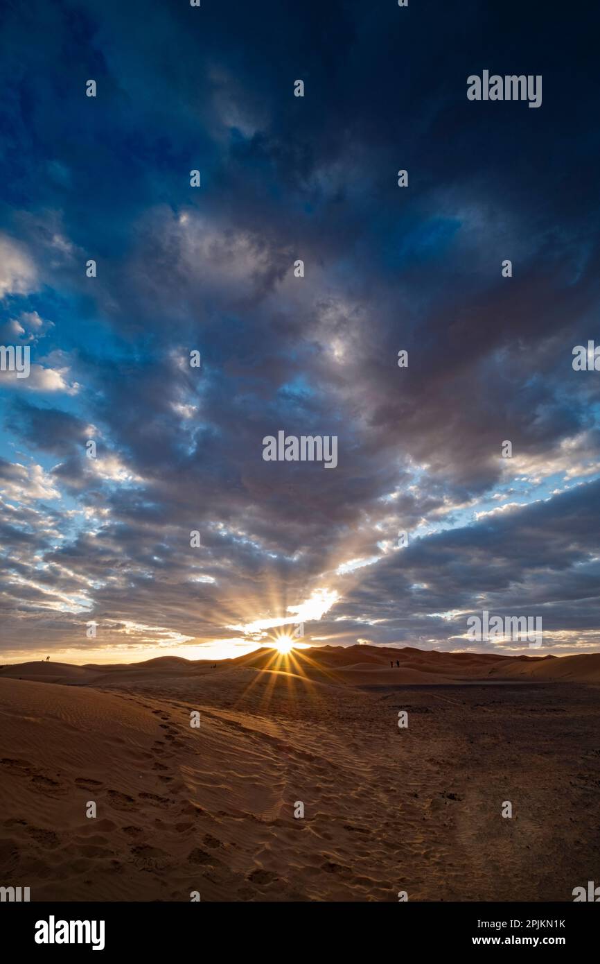 Der Sonnenaufgang glüht über den Sanddünen in der Sahara. Stockfoto