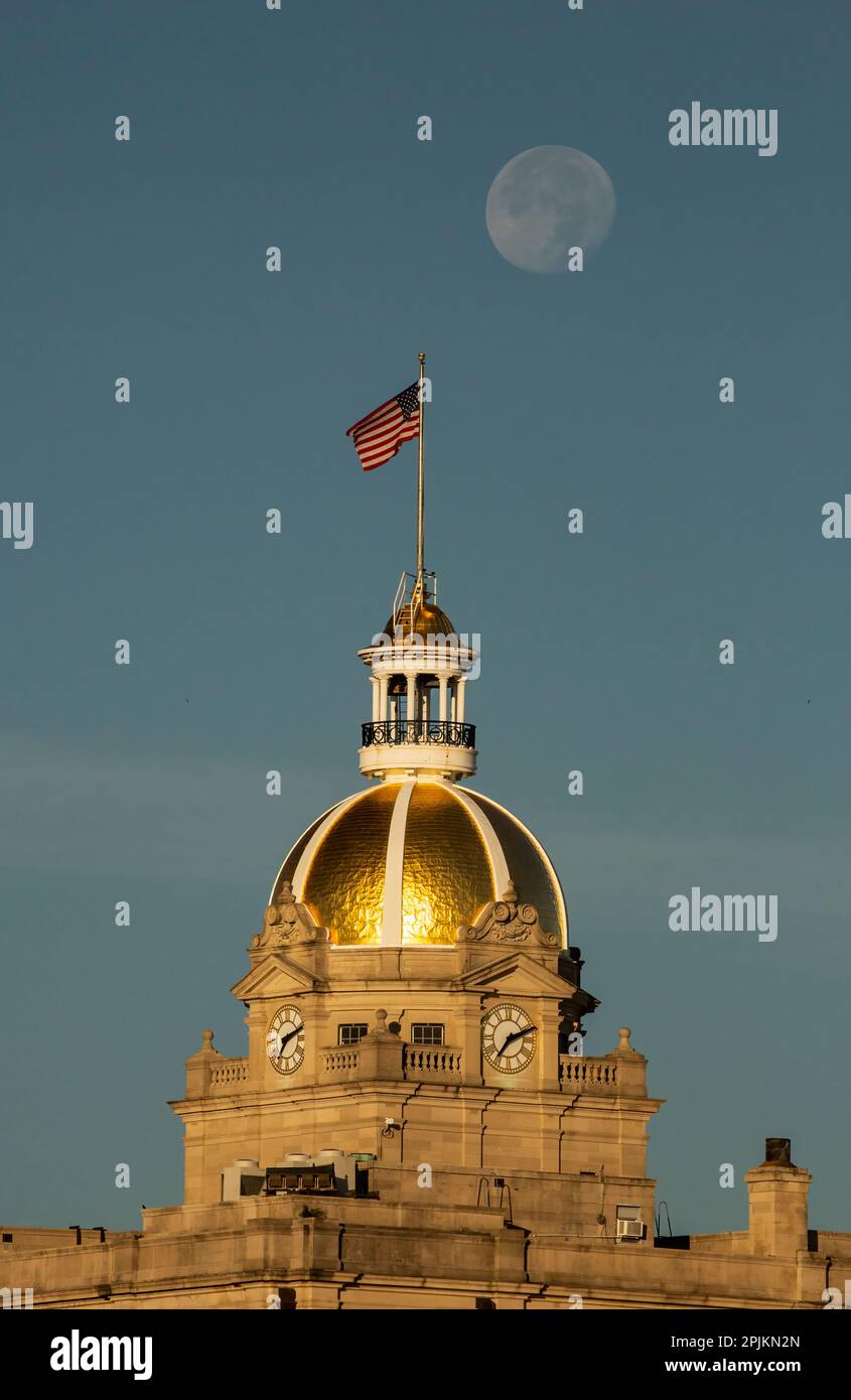 USA, Georgia, Savannah. Monduntergang über der goldenen Kuppel im Rathaus. Stockfoto