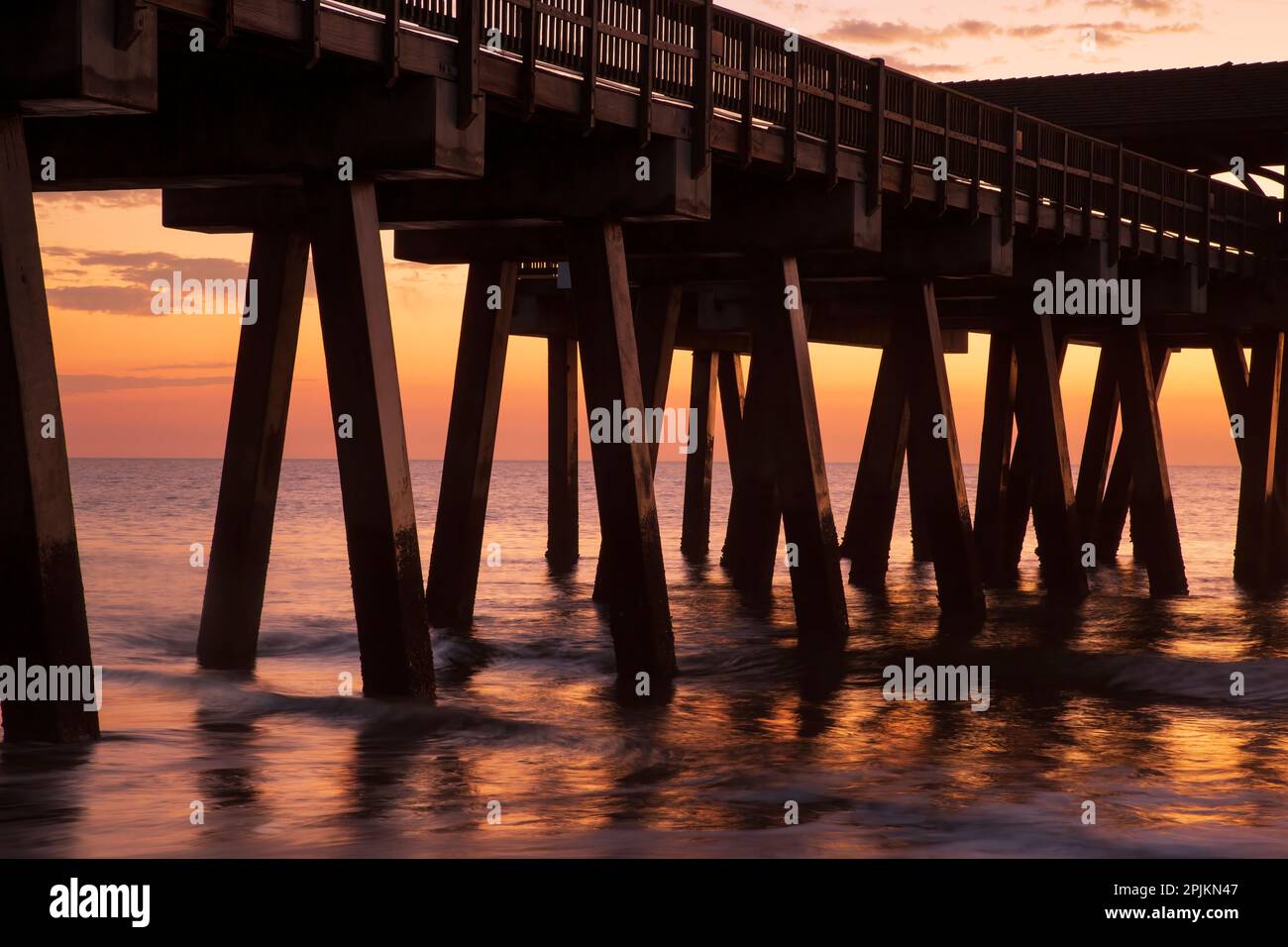 USA, Georgien. Silhouette eines Piers bei Sonnenaufgang, nahe Savannah. Stockfoto