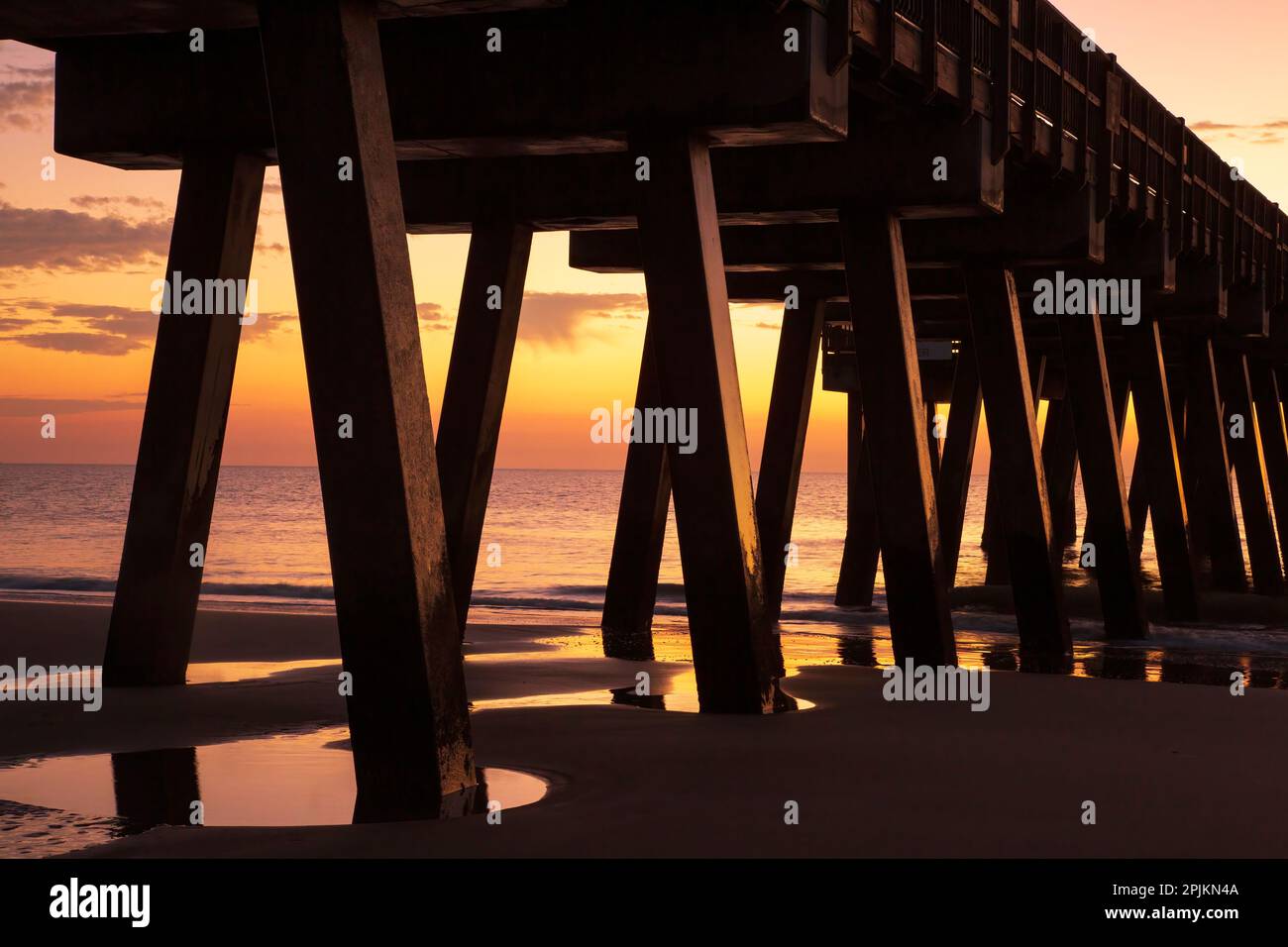 USA, Georgia, Tybee Island. Pier im Sonnenaufgang. Stockfoto
