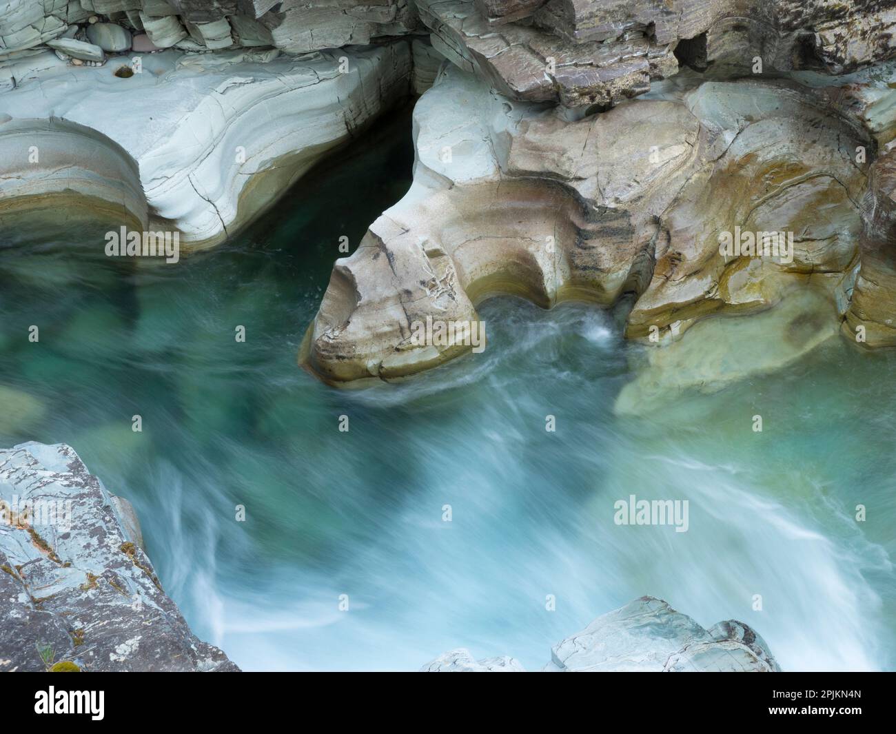 Montana, Glacier-Nationalpark. McDonald Creek, der durch eine geformte Schlucht fließt Stockfoto