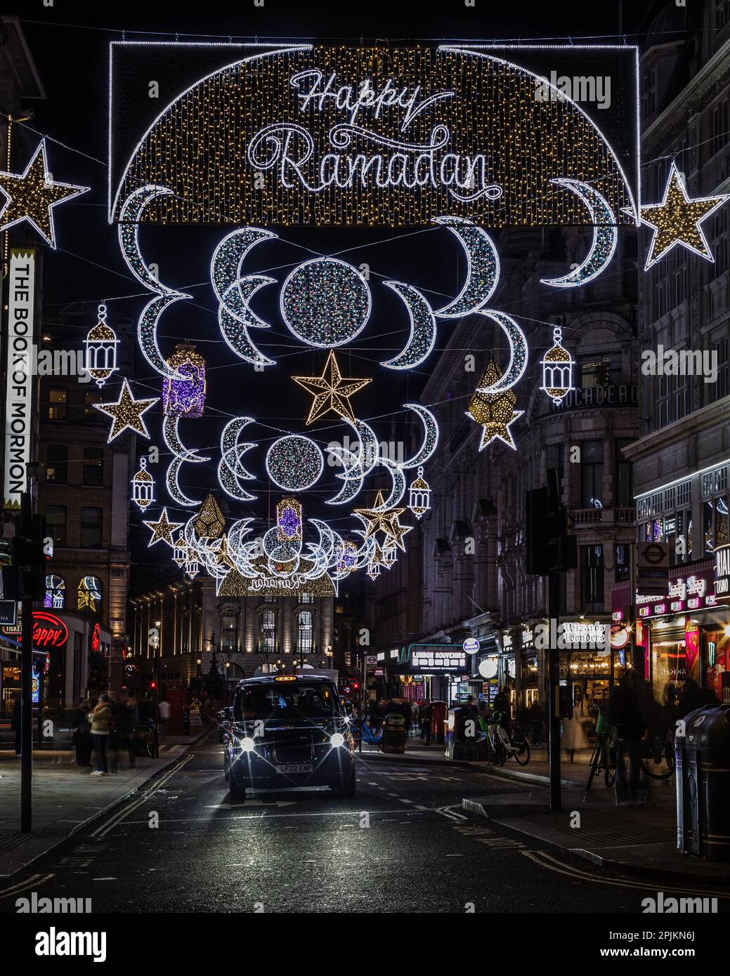 Londons erste Ramadan-Lichter im Piccadilly Circus. Stockfoto