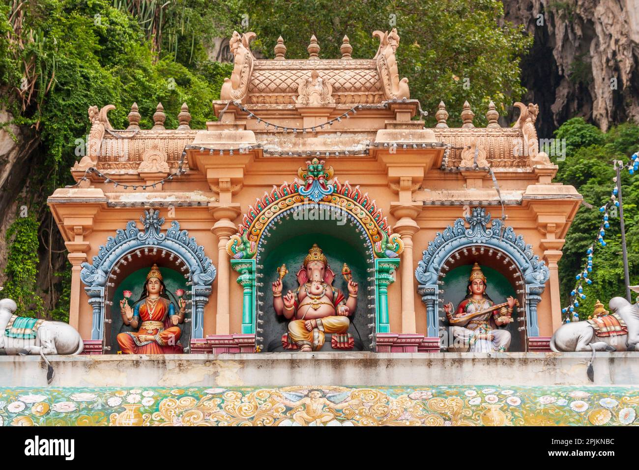 Kuala Lumpur, West-Malaysia. Batu Höhlen. Hinduistische Gottheiten auf Altäre gemalt. Stockfoto