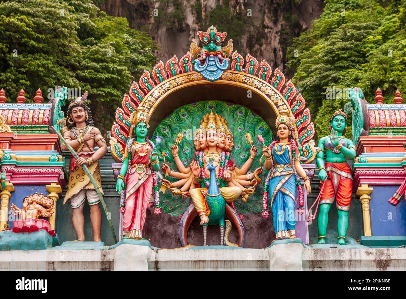 Kuala Lumpur, West-Malaysia. Batu Höhlen. Hinduistische Gottheiten auf Altäre gemalt. Stockfoto