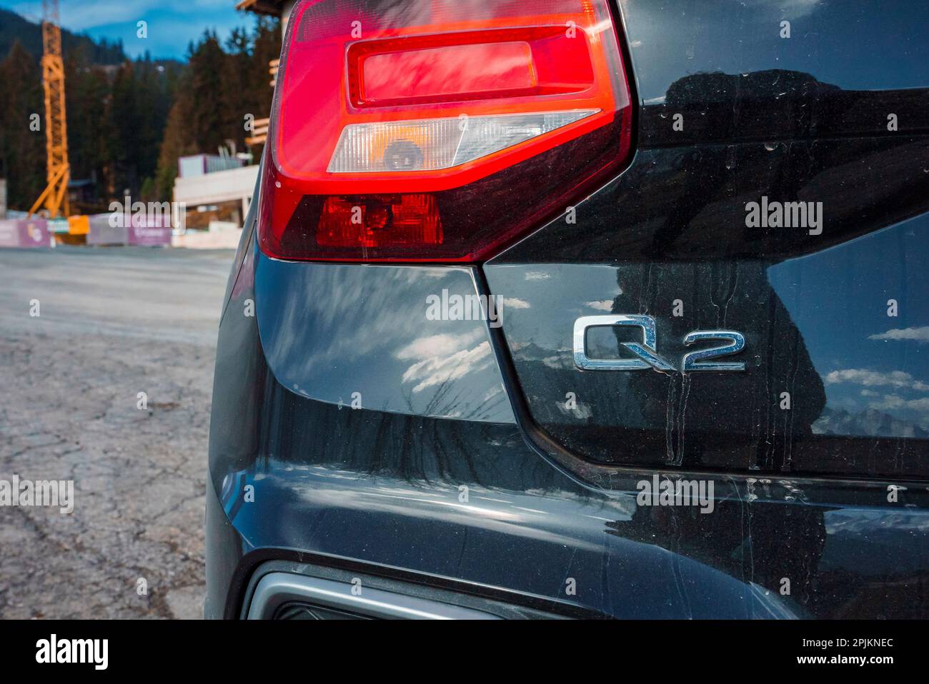 Der brandneue Audi Q2 steht am Straßenrand mit Schweizer Bergen im Hintergrund Stockfoto