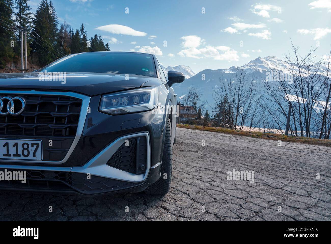 Der brandneue Audi Q2 steht am Straßenrand mit Schweizer Bergen im Hintergrund Stockfoto