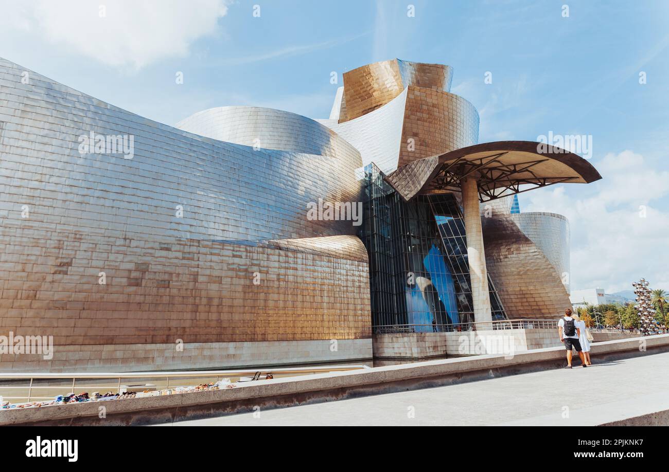 Bilbao, Spanien - September 2022: Das Guggenheim Museum in Bilbao an einem sonnigen Tag. Das Guggenheim Museum Bilbao ist ein Museum für moderne und zeitgenössische Kunst Stockfoto