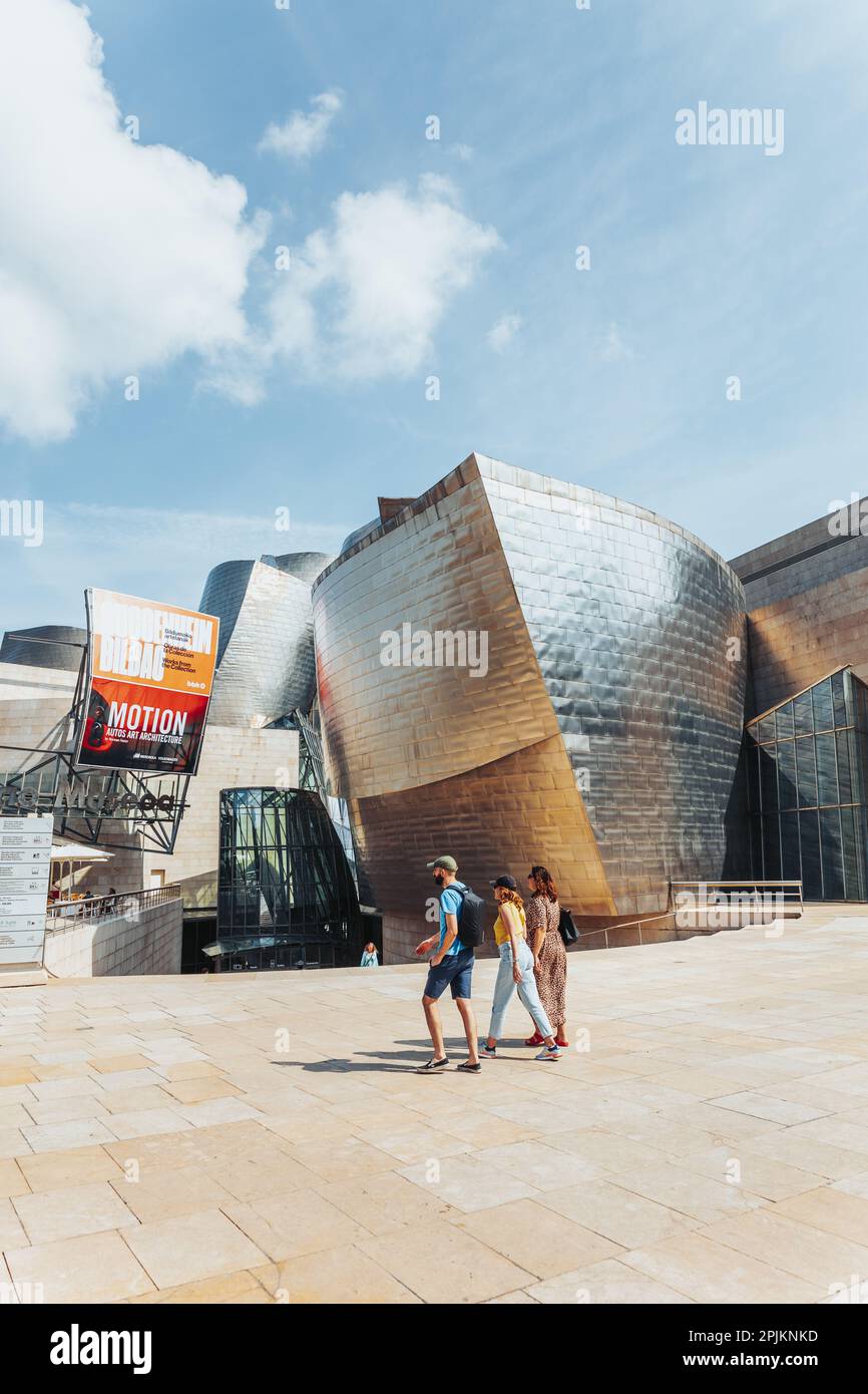 Bilbao, Spanien - September 2022: Fassade und Eingang des Guggenheim Museums in Bilbao. Das Guggenheim Museum Bilbao ist ein Museum der Moderne und Verachtung Stockfoto