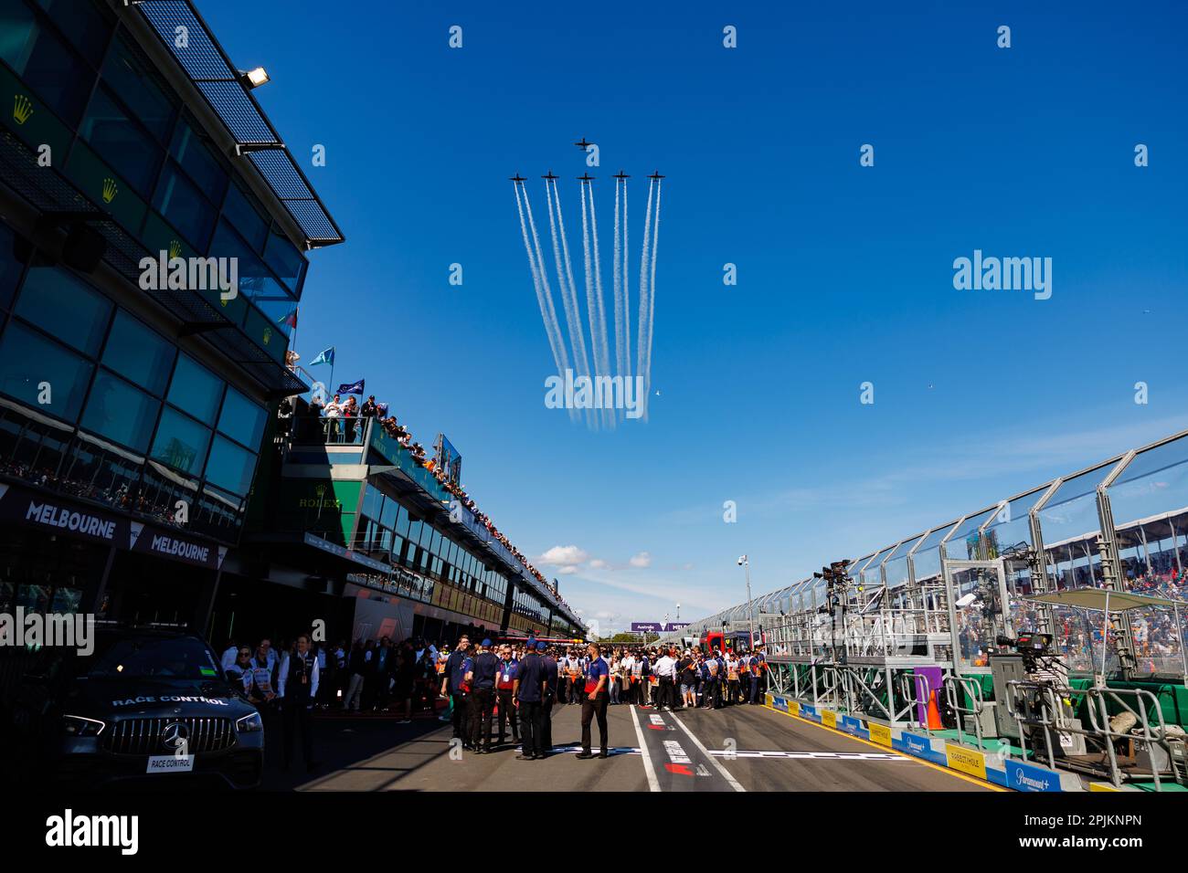 Albert Park, 2. April 2023, eine Luftaufführung in der Boxengasse. Corleve/Alamy Live News Stockfoto