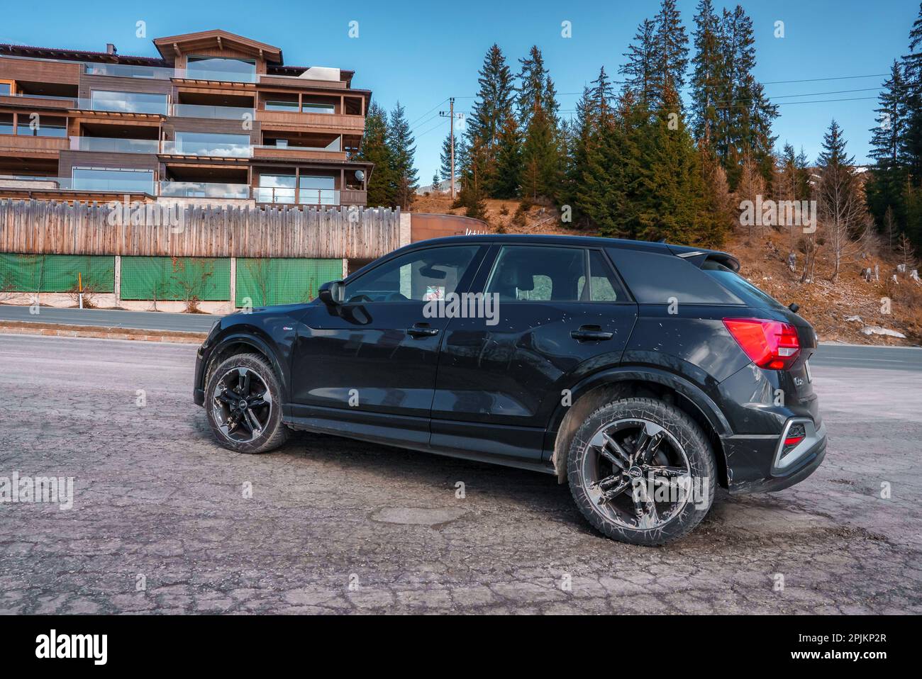 Der brandneue Audi Q2 steht am Straßenrand mit Schweizer Bergen im Hintergrund Stockfoto