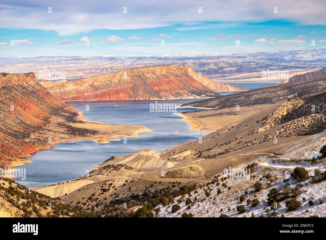 USA, Utah, Flaming Gorge Reservoir. Niedriger Grundwasserspiegel in der Schlucht. Stockfoto