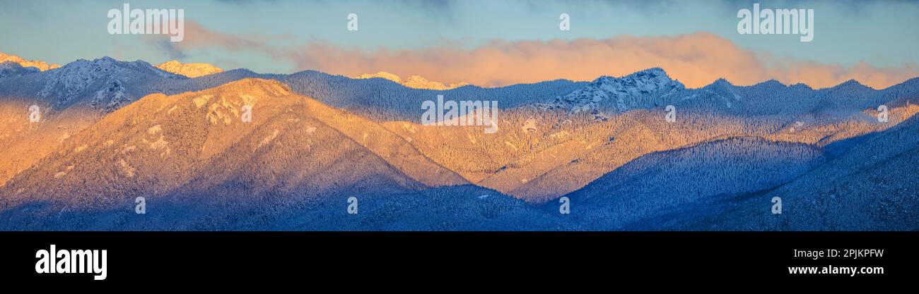 USA, Bundesstaat Washington. Panoramablick auf den Sonnenaufgang auf den Olympic Mountains im Winter. Stockfoto