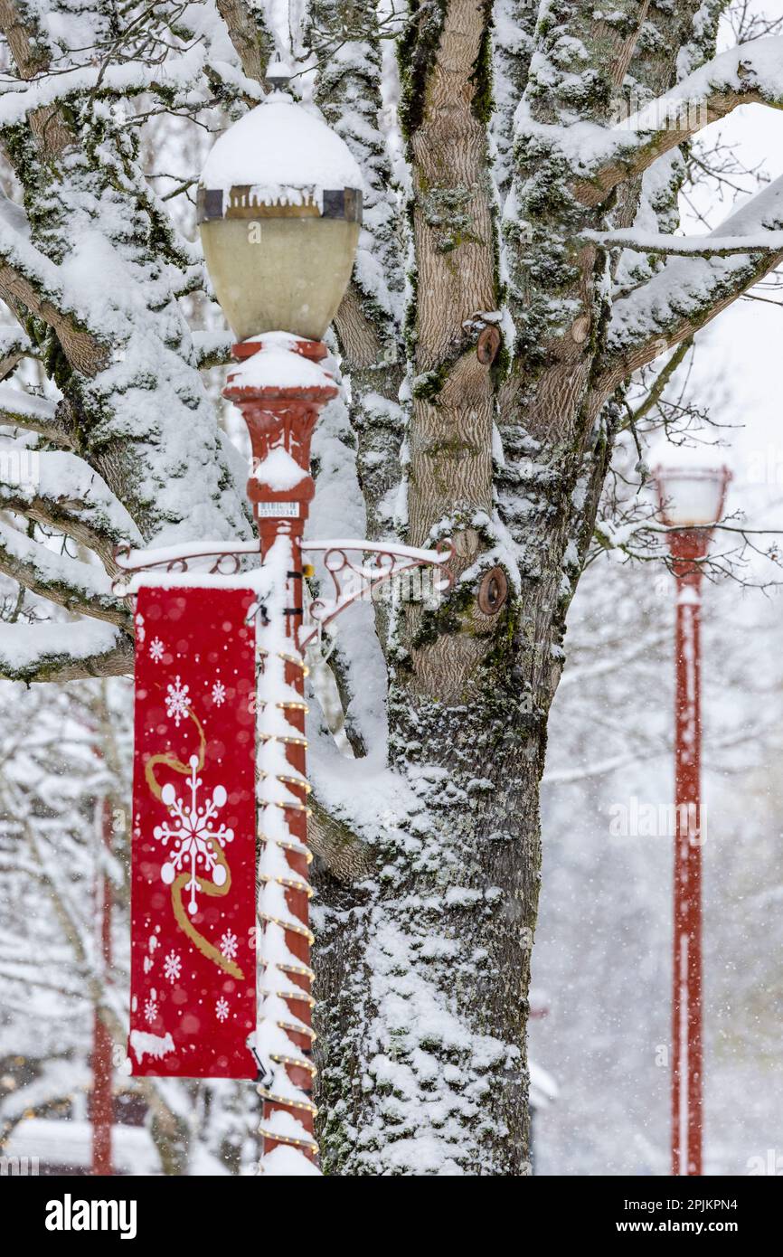 USA, Washington State, Issaquah mit frischem gefallenem Schnee und rotem Laternenpfahl mit Weihnachtsdekorationen Stockfoto