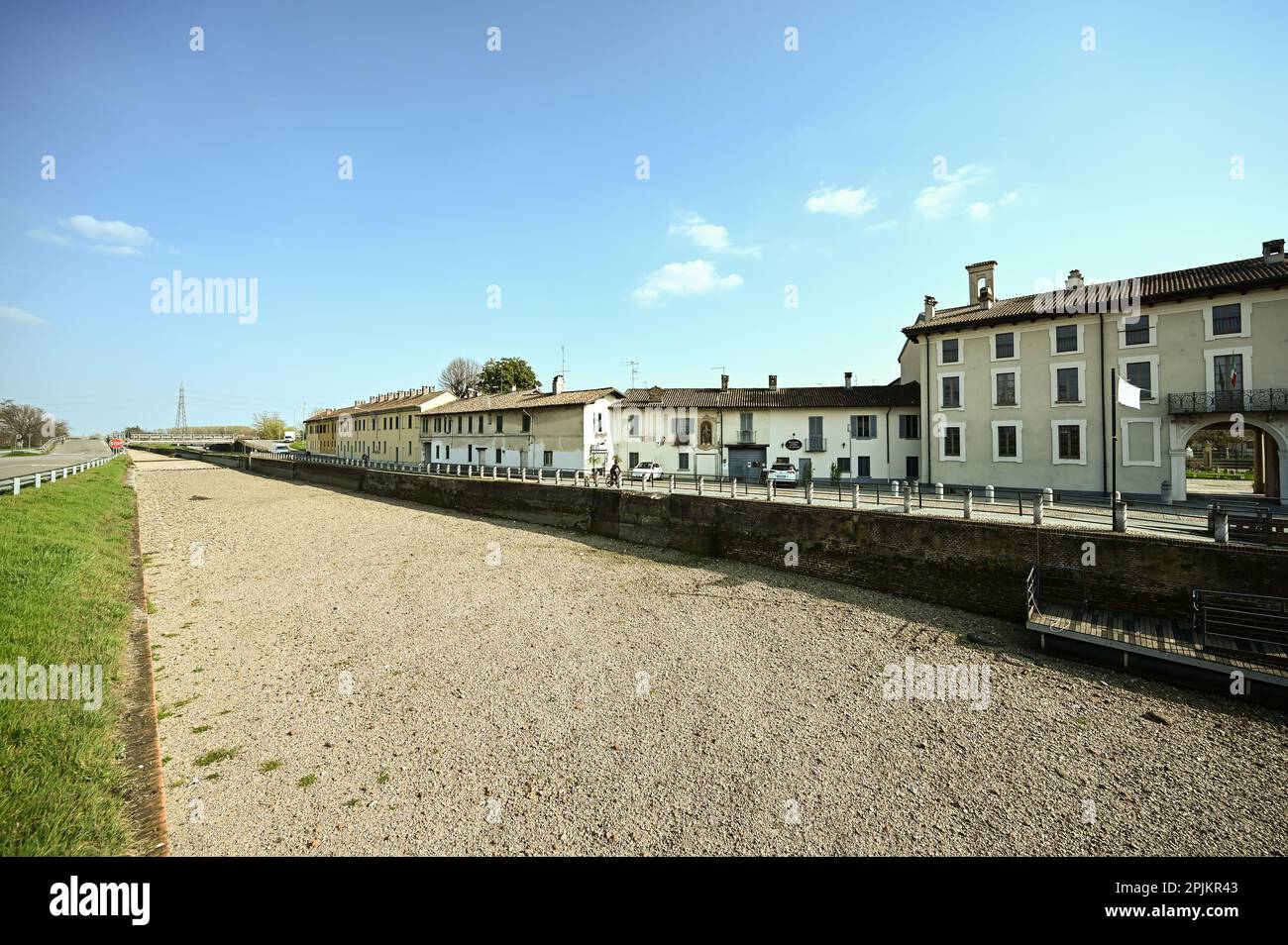 Das trockene Flussbett des Naviglio Grande-Kanals während der Sanierungsarbeiten in Abbiategrasso, Mailand, am 23. März 2023 Stockfoto