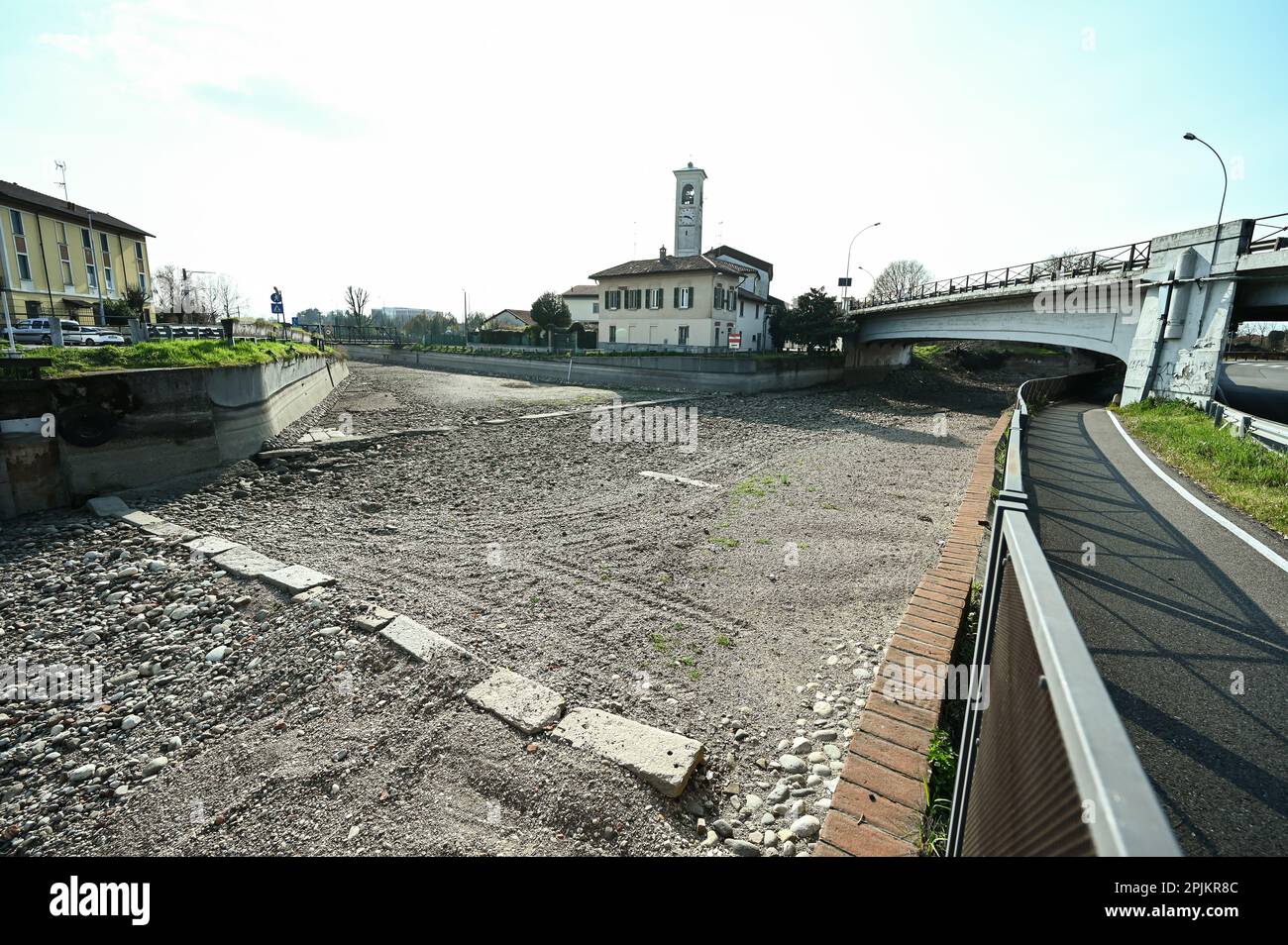 Das trockene Flussbett des Naviglio Grande-Kanals während der Sanierungsarbeiten in Abbiategrasso, Mailand, am 23. März 2023 Stockfoto