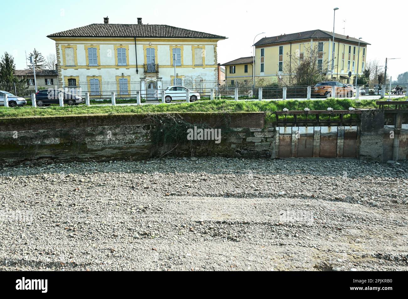 Das trockene Flussbett des Naviglio Grande-Kanals während der Sanierungsarbeiten in Abbiategrasso, Mailand, am 23. März 2023 Stockfoto