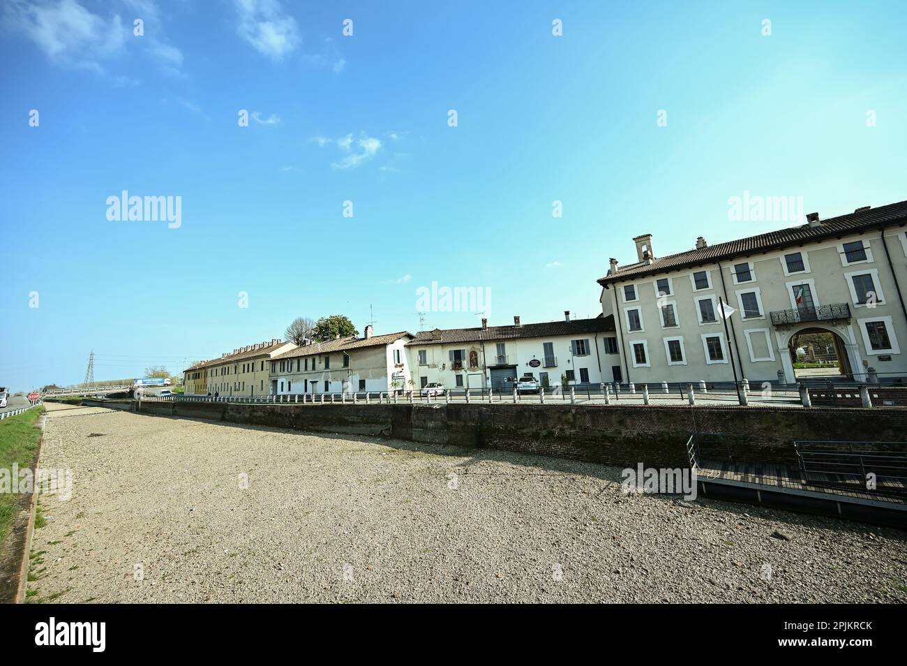 Das trockene Flussbett des Naviglio Grande-Kanals während der Sanierungsarbeiten in Abbiategrasso, Mailand, am 23. März 2023 Stockfoto