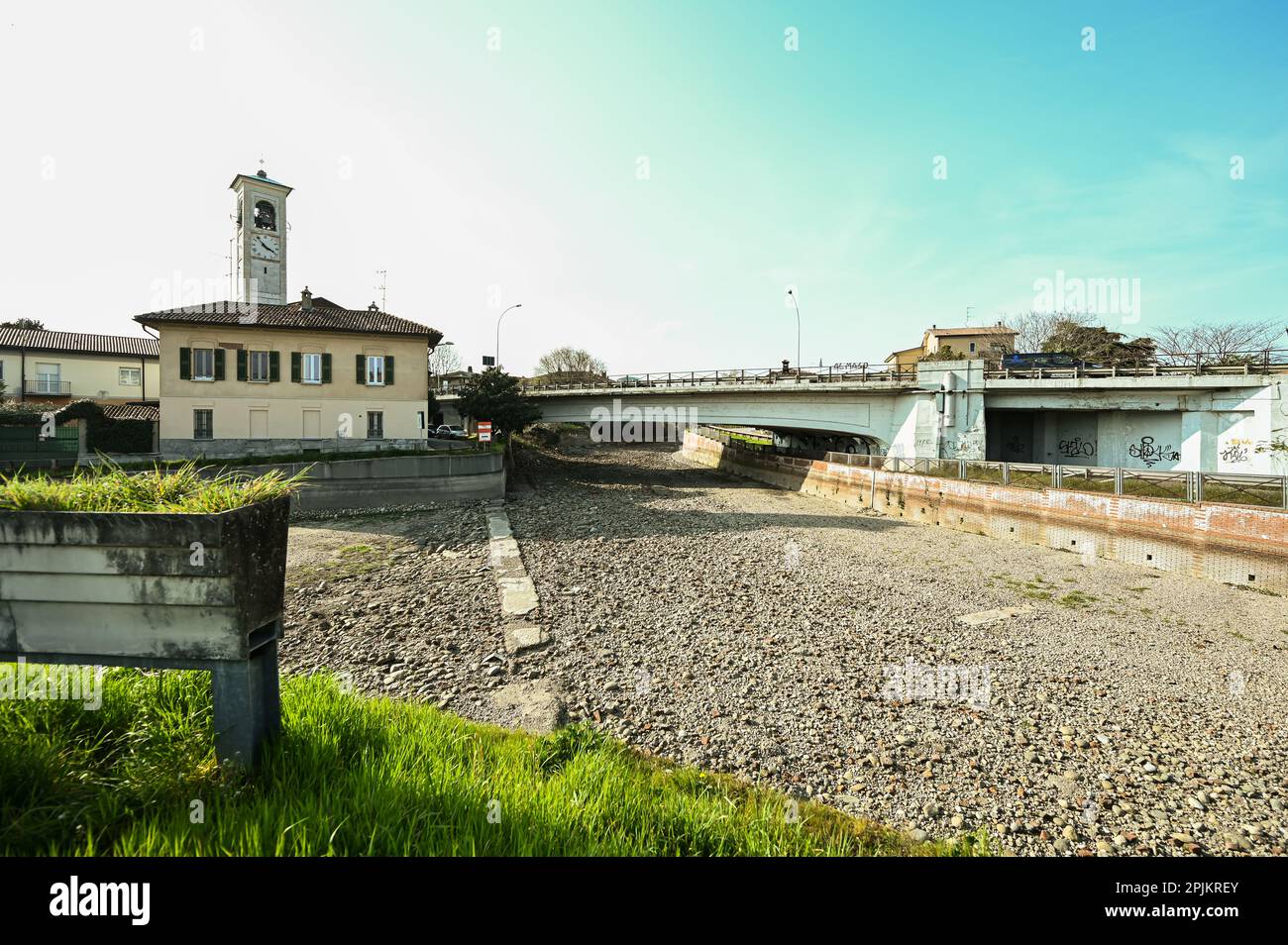 Das trockene Flussbett des Naviglio Grande-Kanals während der Sanierungsarbeiten in Abbiategrasso, Mailand, am 23. März 2023 Stockfoto