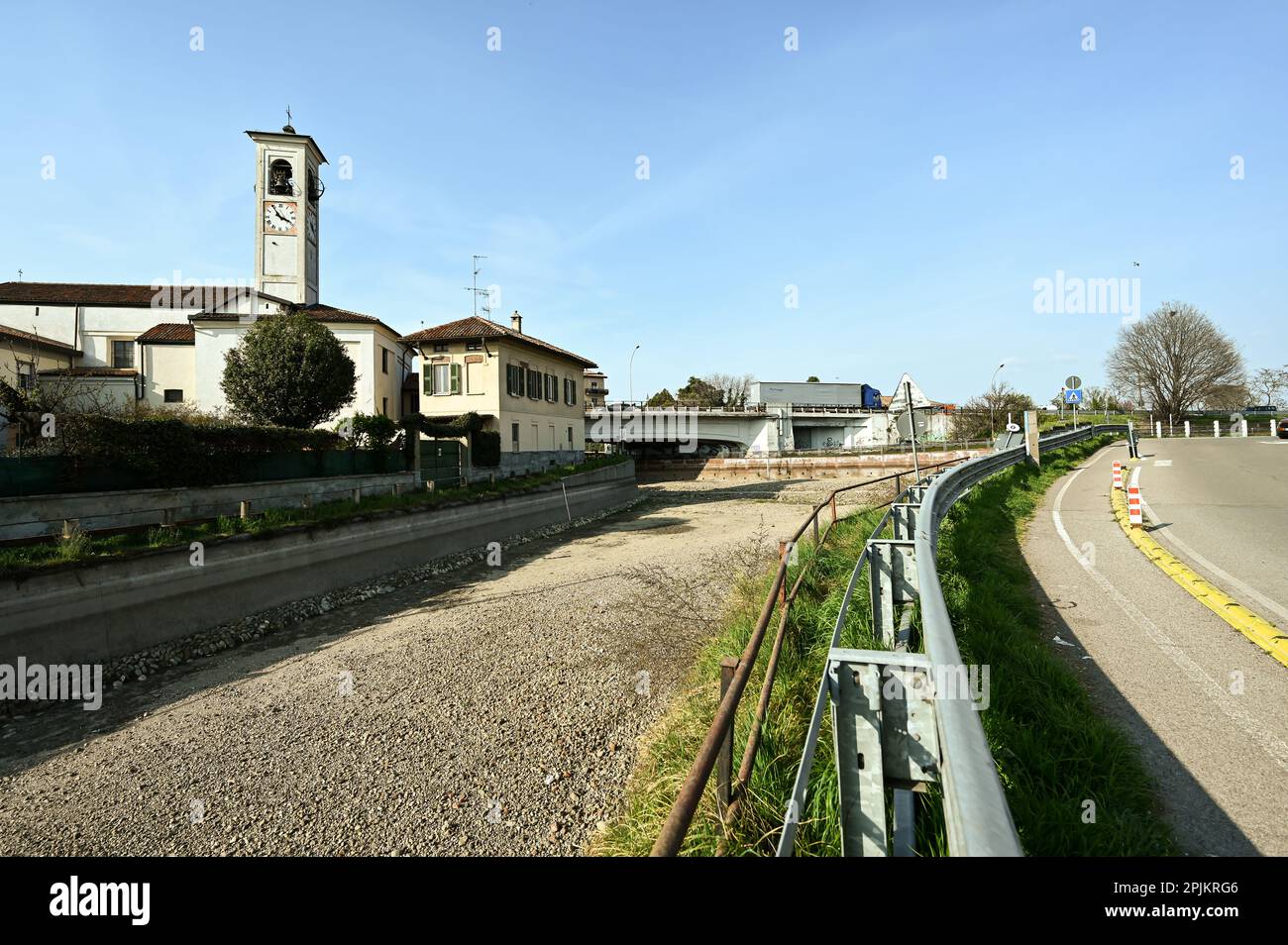 Das trockene Flussbett des Naviglio Grande-Kanals während der Sanierungsarbeiten in Abbiategrasso, Mailand, am 23. März 2023 Stockfoto