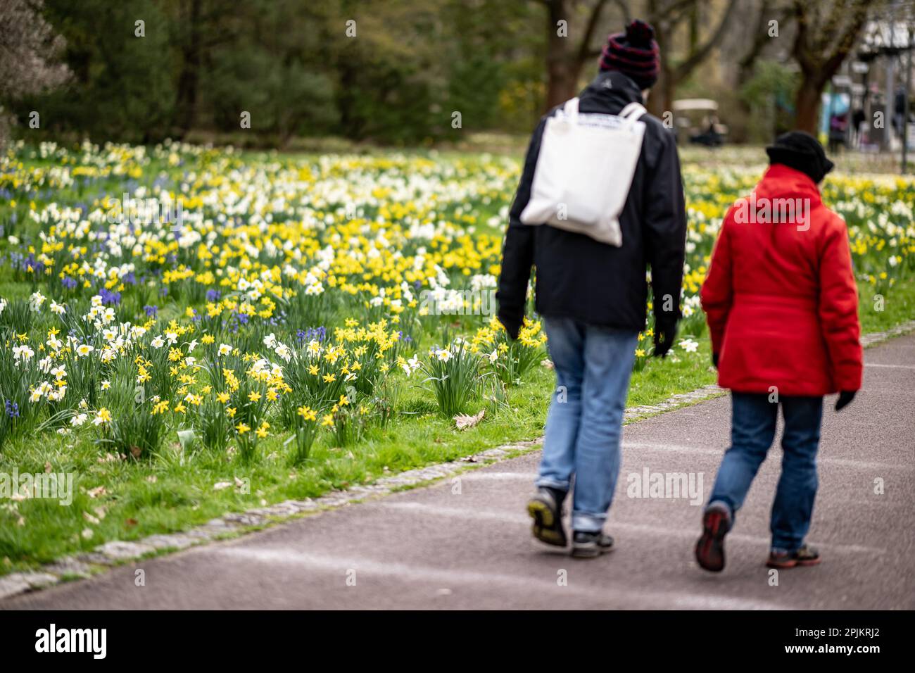 Berlin, Deutschland. 03. April 2023. Zwei Besucher gehen im Britzer