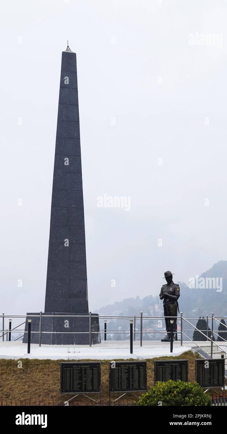 Das Kriegsdenkmal am Batasia Loop in Darjeeling, Indien, ist eine Hommage an die tapferen Soldaten, die ihr Leben im Ersten Weltkrieg opferten Stockfoto