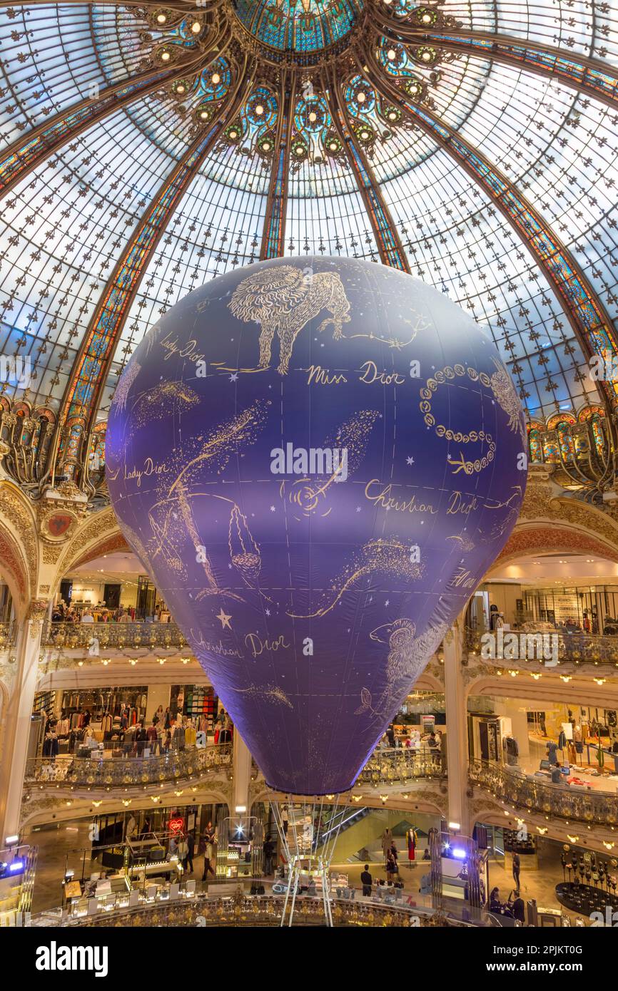 Grands Magasins Du Printemps. Im Kaufhaus Printemps. Glaskuppel und Dior-Ballon. (Nur Redaktionelle Verwendung) Stockfoto