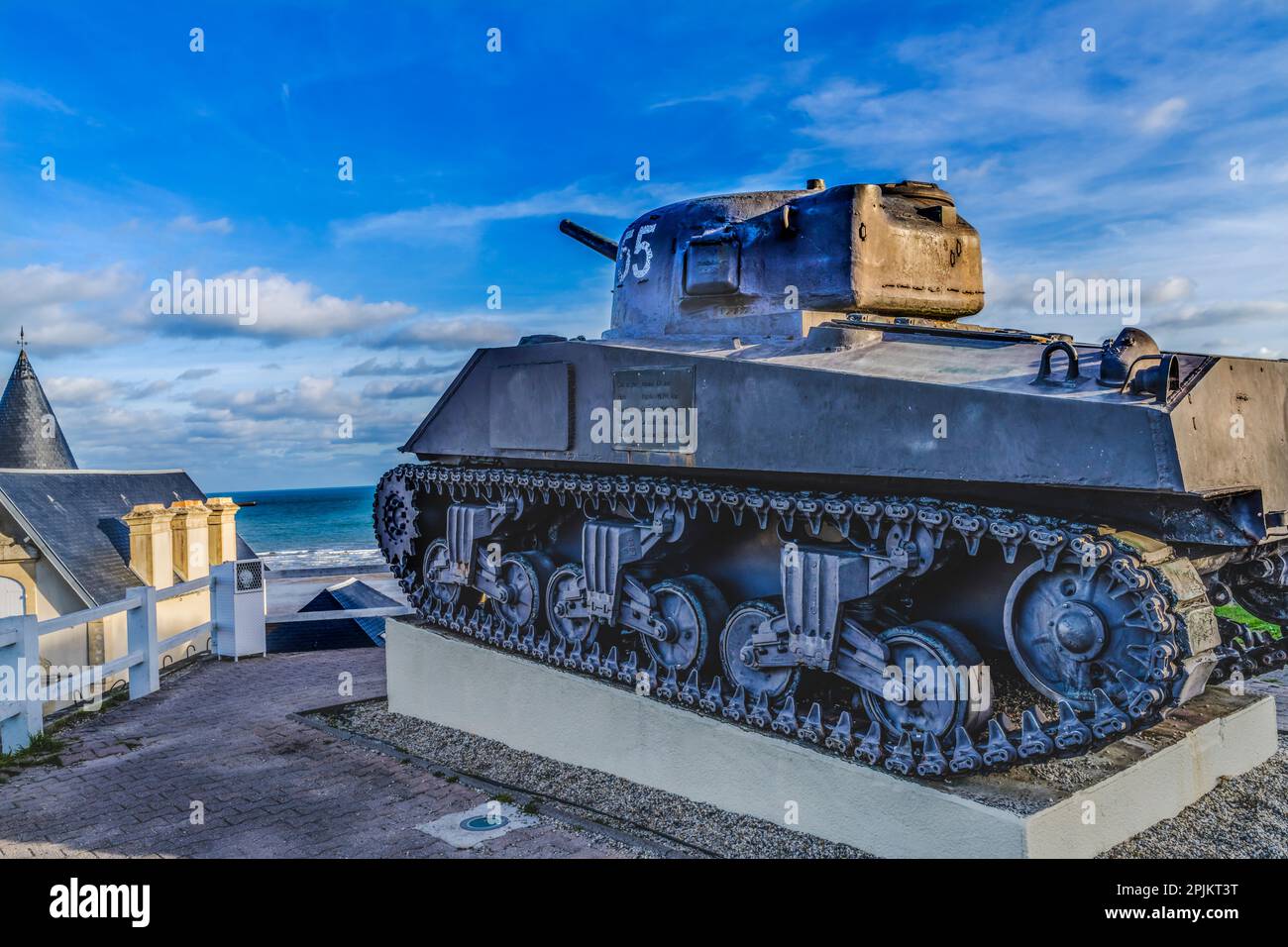 US Sherman Tank Monument, Mulberry Harbour, Arromanches-les-Bains, Normandie, Frankreich. Stockfoto