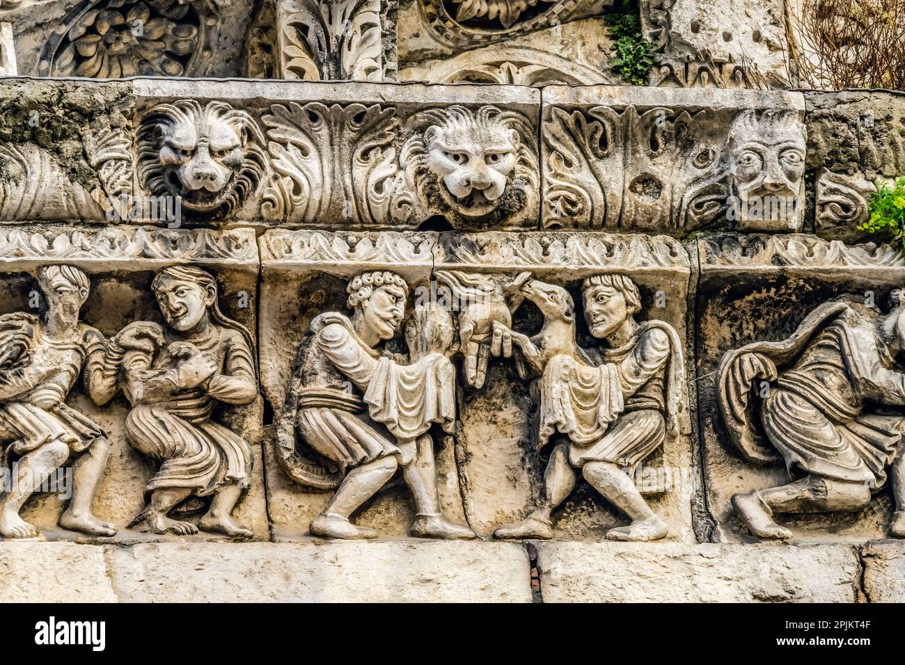 Statuen Fassade, Nimes Kathedrale, Gard, Frankreich. 1100 n. Chr. erstellt, Stockfoto