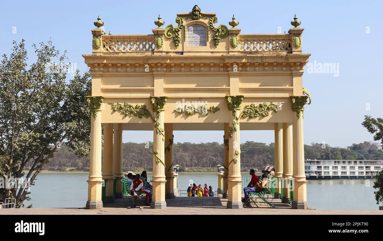Blick auf Chandan Nagar Strand am Ufer des Hooghly River, Chandannagar, Westbengalen, Indien. Stockfoto