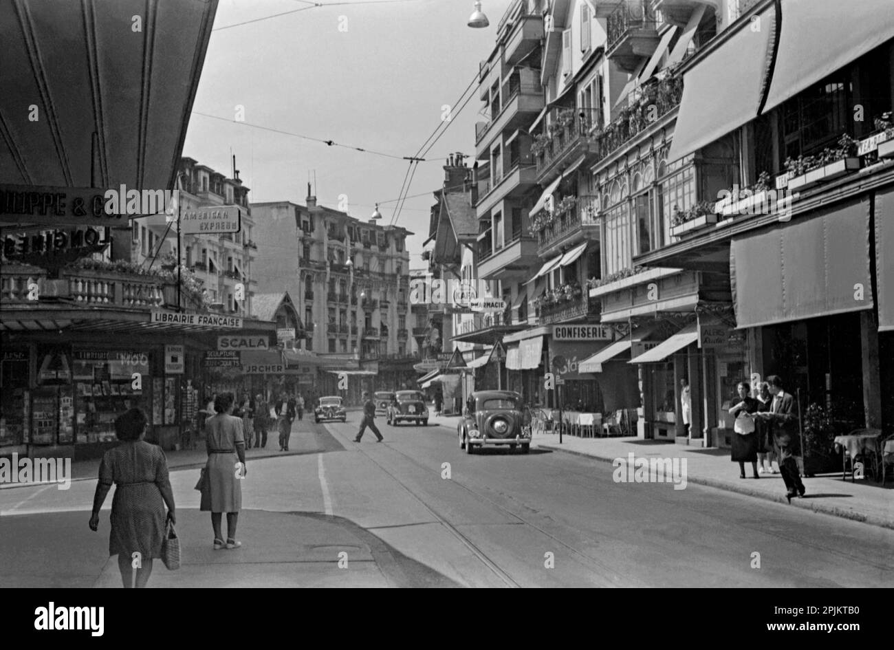 Blick auf die Avenue du Casino, Montreux, Schweiz im Jahr 1949. Diese Aussicht blickt nach Osten auf die Rue Igor Sravinsky. Es gibt nur wenige historische Autos und die Straße ist im Vergleich zu heute wirklich ruhig. Beachten Sie, dass Alamy image 2PJKTB7 dieselbe Straße ist, die in die entgegengesetzte Richtung gesehen wird. Manchmal wird die Straße auch als Avenue du Kursaal bezeichnet. Das ist von einem alten Amateur-Negativ aus dem Jahr 35mm – einem klassischen Nachkriegsfoto. Stockfoto