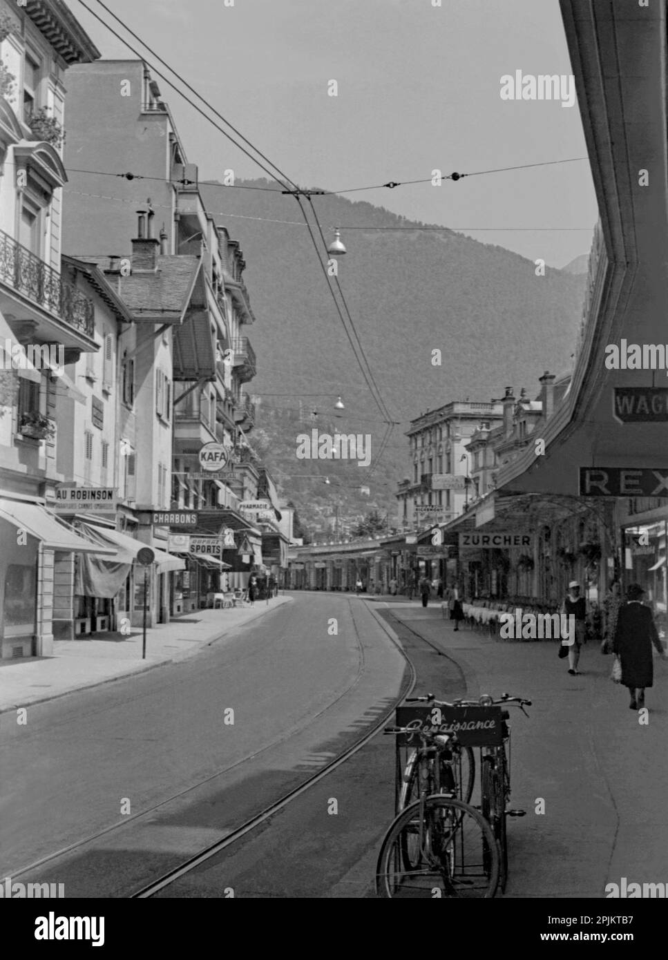 Blick auf die Avenue du Casino, Montreux, Schweiz im Jahr 1949. Diese Aussicht blickt nach Westen. Autos fehlen und die Straße ist im Vergleich zu heute sehr ruhig. Beachten Sie, dass Alamy image 2PJKTB0 dieselbe Straße ist, die in die entgegengesetzte Richtung gesehen wird. Manchmal wird die Straße auch als Avenue du Kursaal bezeichnet. Das ist von einem alten Amateur-Negativ aus dem Jahr 35mm – einem klassischen Nachkriegsfoto. Stockfoto