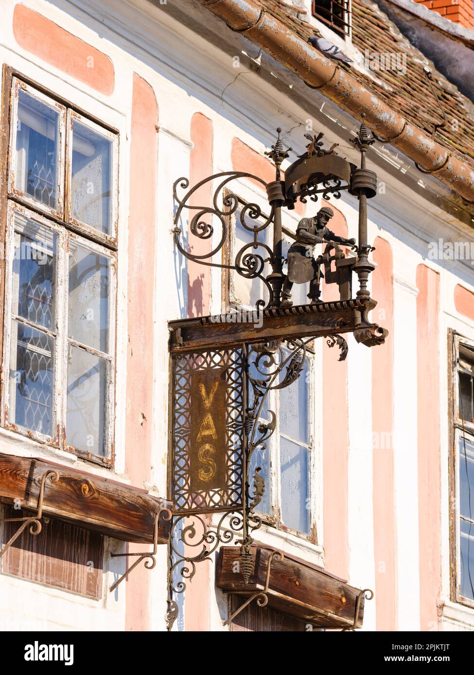 Altes Zeichen eines Eisenwarenladens. Die mittelalterliche Stadt Koszeg im Westen Transdanubiens in der Nähe der österreichischen Grenze, Ungarn. (Nur Redaktionelle Verwendung). Stockfoto