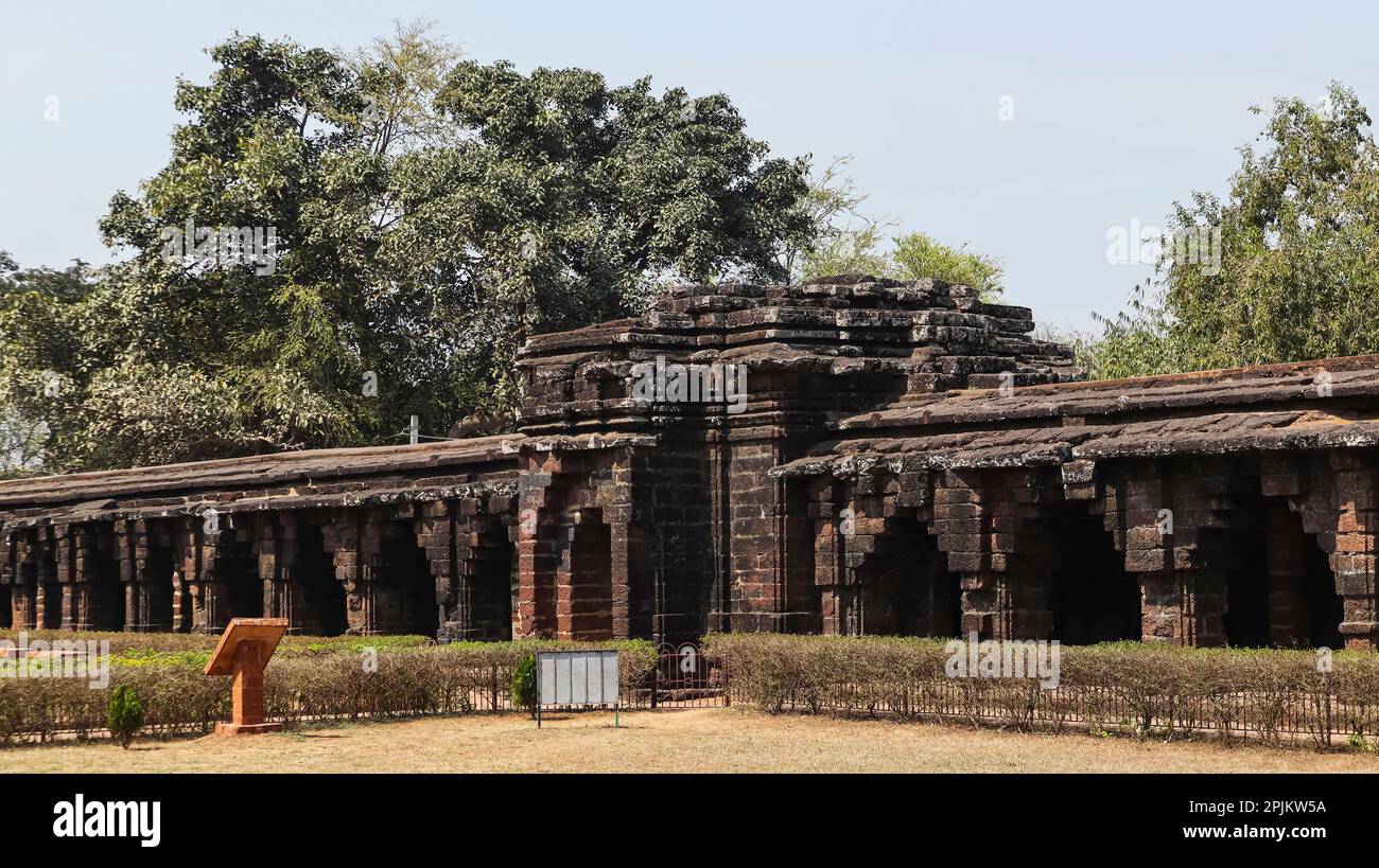 Haupteingang mit Blick auf Kurumbera Fort, Gaganeshwar, Westbengalen, Indien. Stockfoto