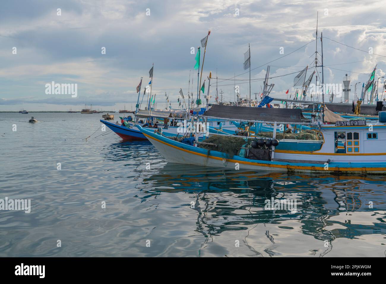 Sorong, Indonesien - Februar 01,2023: Blick auf den Anleger in Sorong, wo Schiffe zu anderen Inseln in Raja Ampat fahren Stockfoto