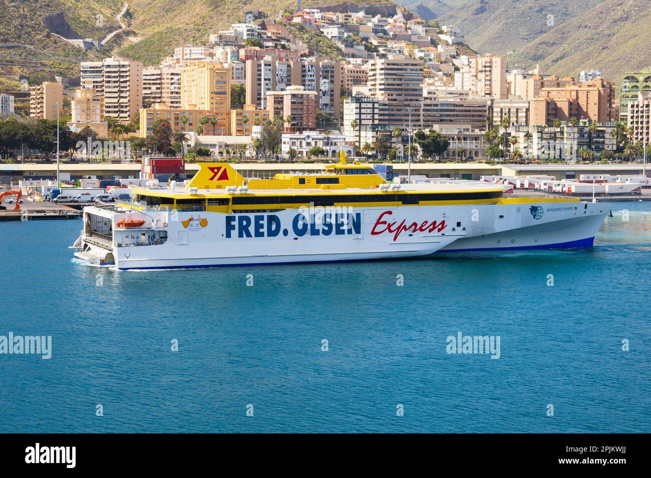 Schnelle Trimaran Passagier- und Fahrzeugfähre, Fred Olsen Express, Banaderos Express, Abfahrt Hafen in Santa Cruz de Tenerife, Kanarische Inseln, Spanien Stockfoto