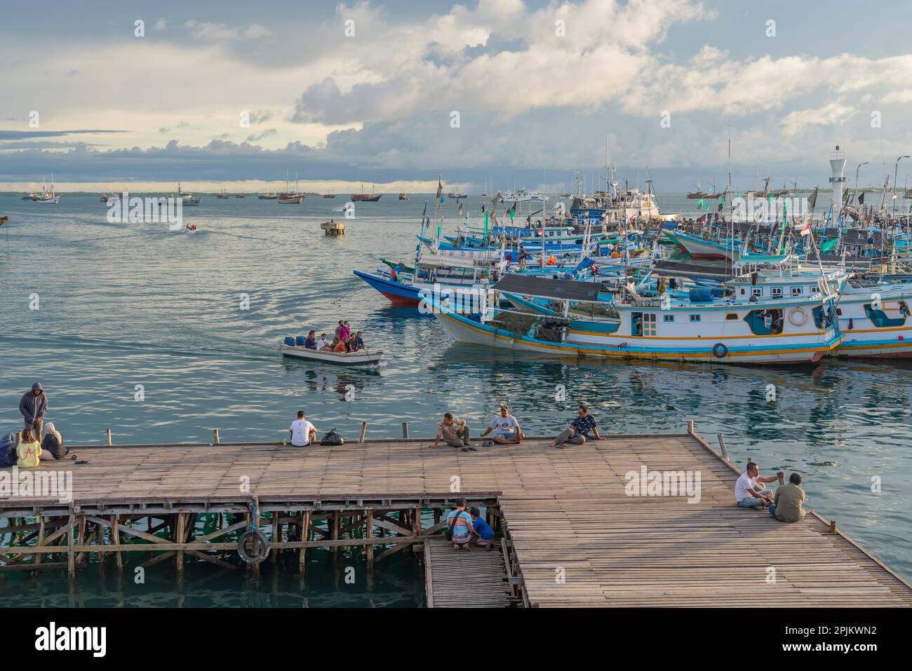 Sorong, Indonesien - Februar 01,2023: Menschen am Pier am Pier in Sorong, wo Schiffe zu anderen Inseln in Raja Ampat fahren Stockfoto
