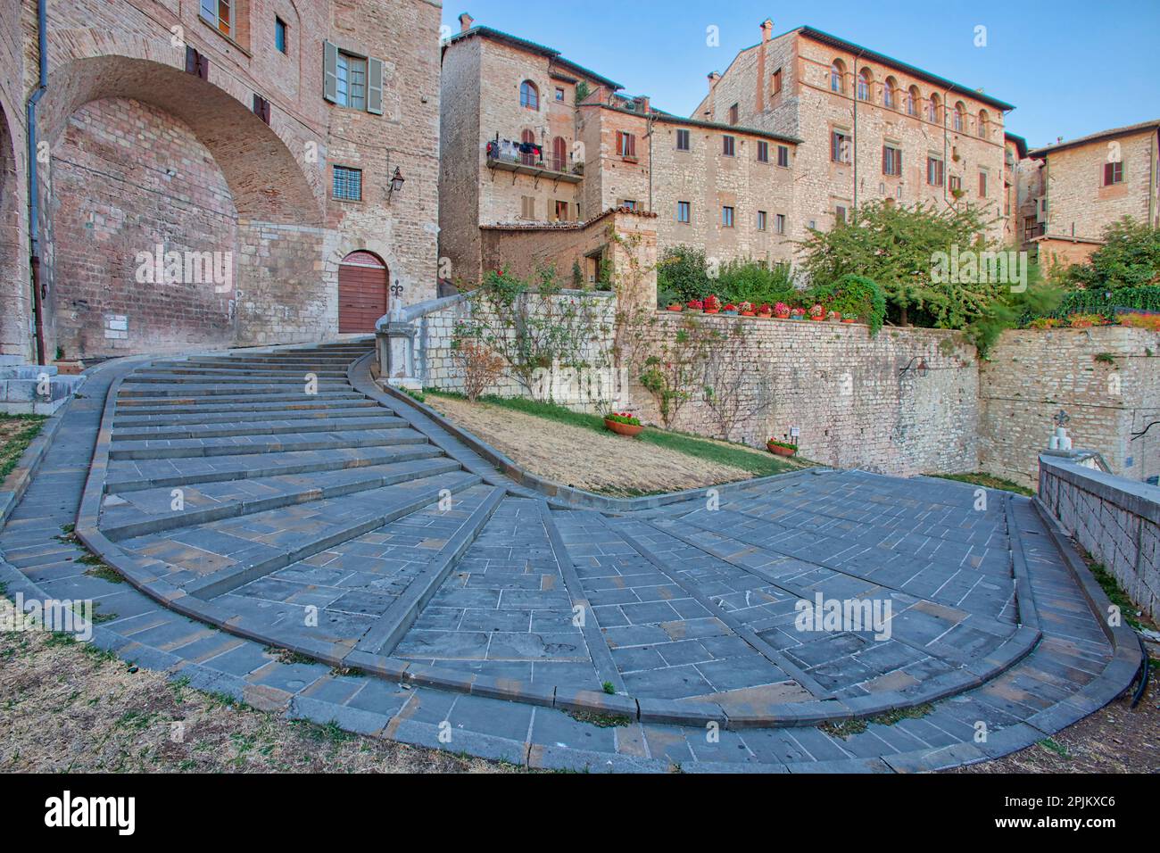 Italien, Umbrien. Gekrümmte Treppen führen in die mittelalterliche Stadt Gubbio. Stockfoto