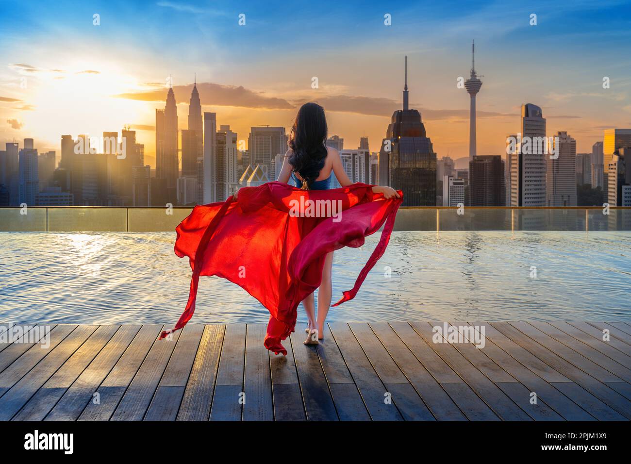 Wunderschönes Mädchen, das den Sonnenaufgang in Kuala lumpur, Malaysia, genießt. Stockfoto