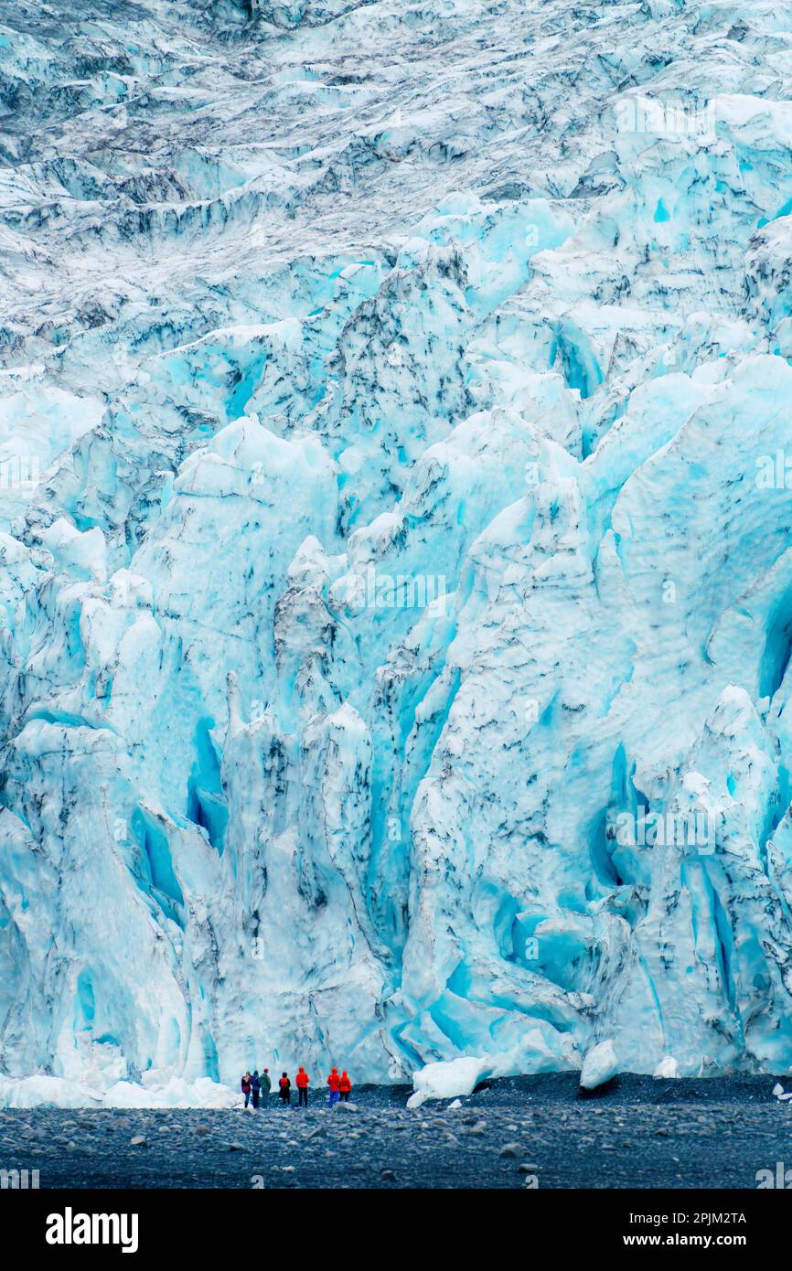 Alaska, Kenai-Halbinsel. Aialik-Gletscher, der über Menschen ragt. Stockfoto