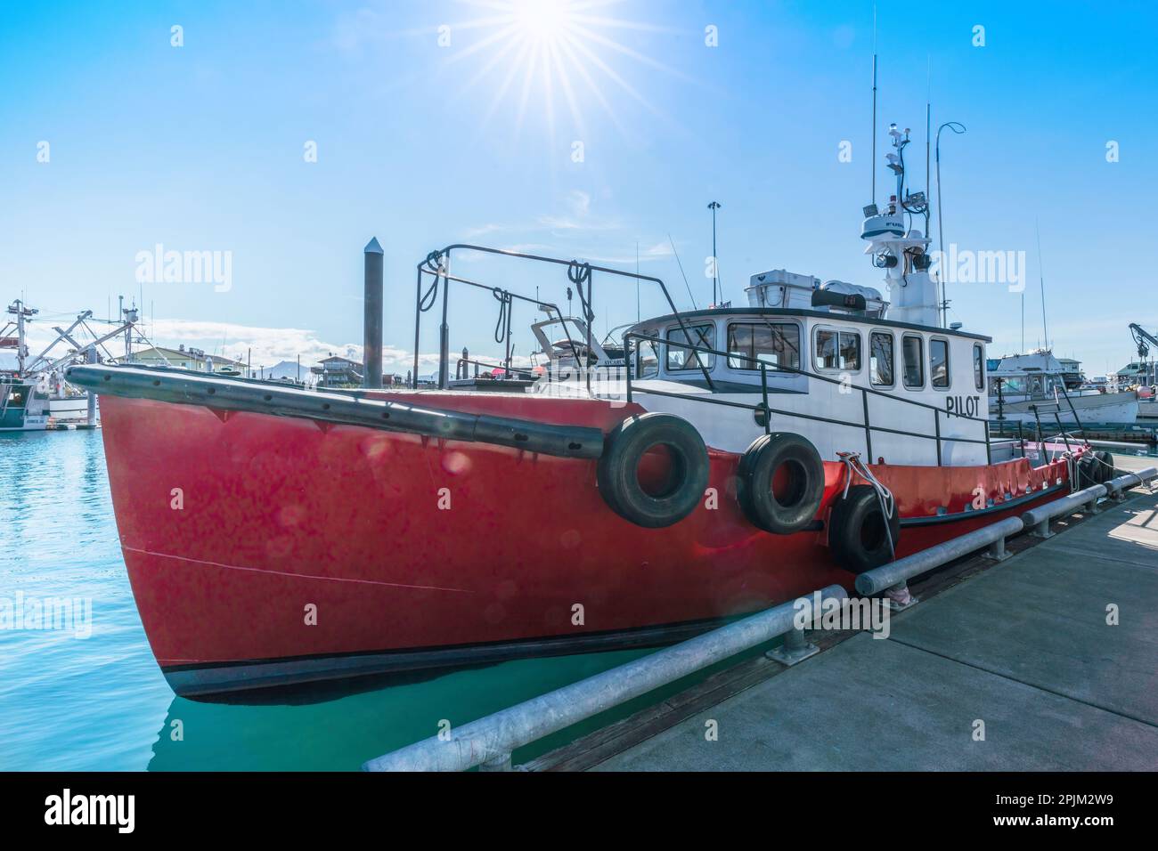 Alaska, Homer. Ein rot-weißes Pilotboot legte im Hafen an. Stockfoto