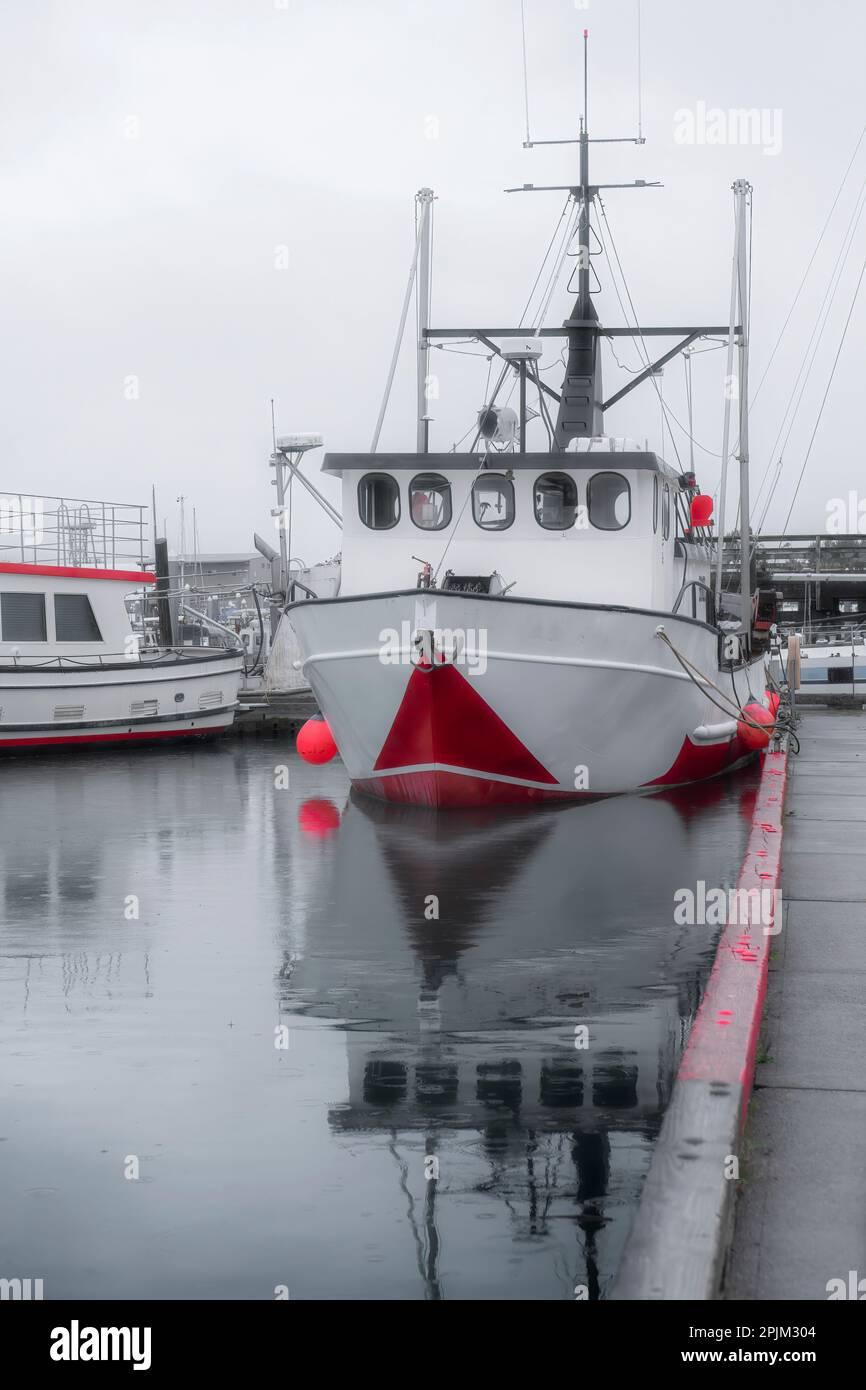 Alaska, Valdez. Vorderansicht eines rot-weißen Fischerboots. Stockfoto